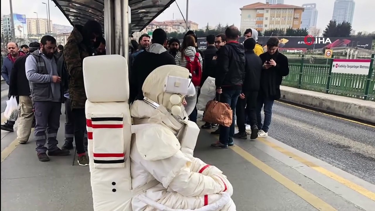 Metrobüste "Astronot" Şaşkınlığı