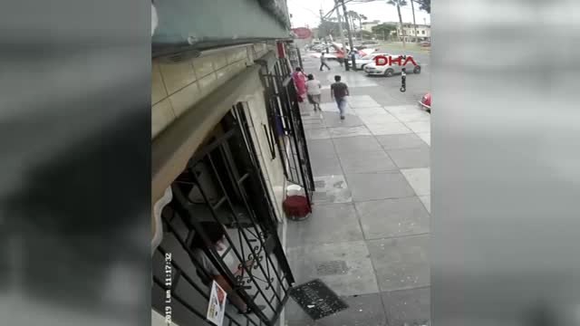 Dha Dış ? Eğitim Uçağı Park Halindeki Aracın Üzerine Böyle Düştü