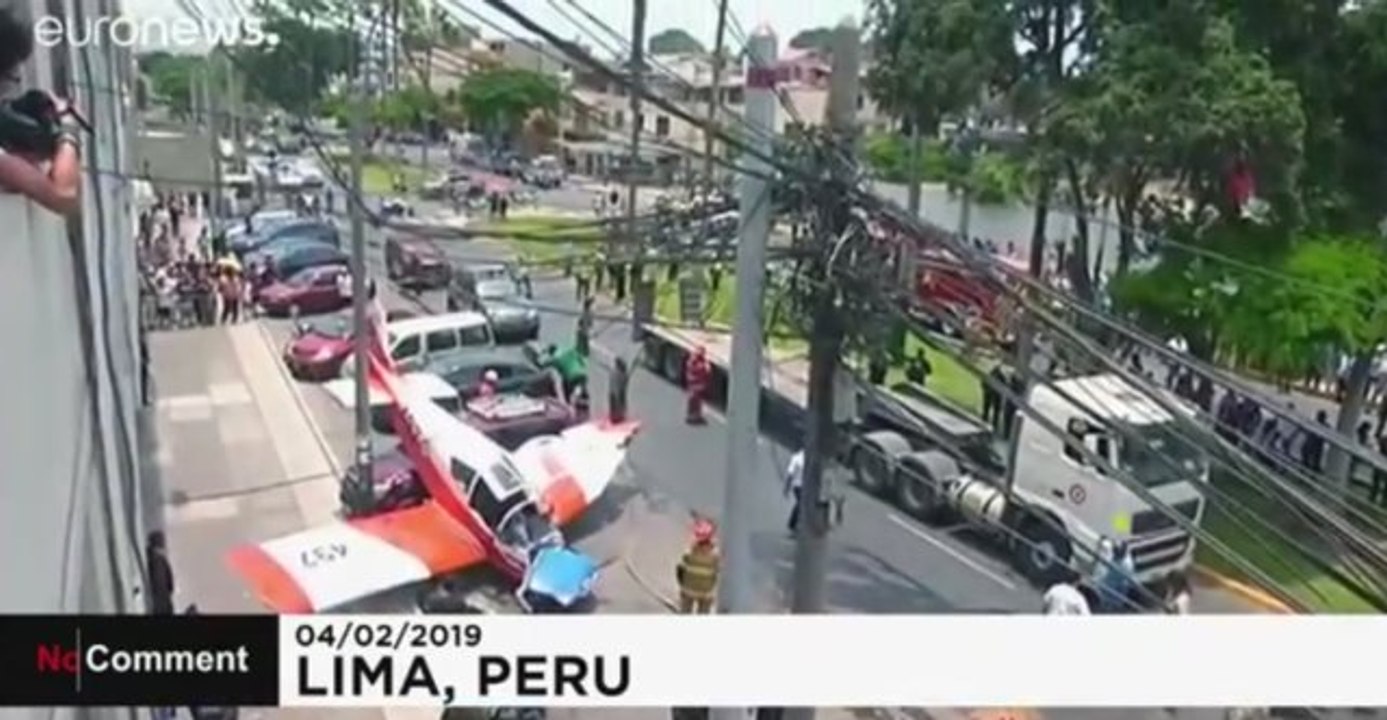 Peru'da Küçük Bir Uçak Aracın Üstüne Acil İniş Yaptı