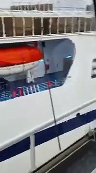 2 ferries se rentrent dedans dans un port (Italie)