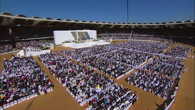 Histórica misa del papa en Emiratos Árabes Unidos