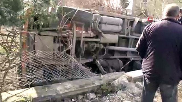 - Beylikdüzü’nde freni boşalan hafriyat kamyonu bahçe duvarına devrildi