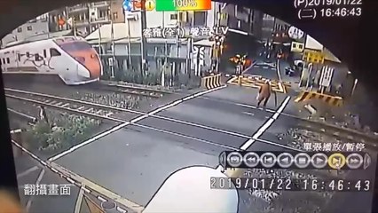Un femme échappe de justesse à un accident.