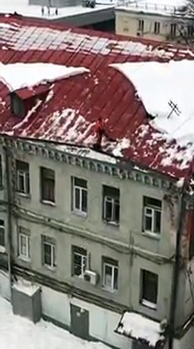 Un homme glisse d'un toit enneigé (Moscou)