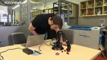 شاهد: علماء يطورون يدا روبوتية تمتلك 