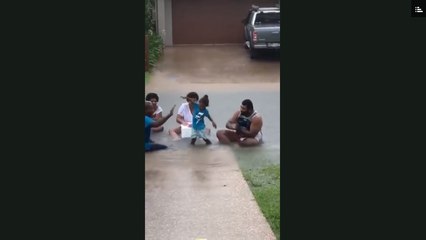 فيديو مبهج لطفل يرقص وعائلة تصفق تحت الأمطار بعد فيضان مدمر