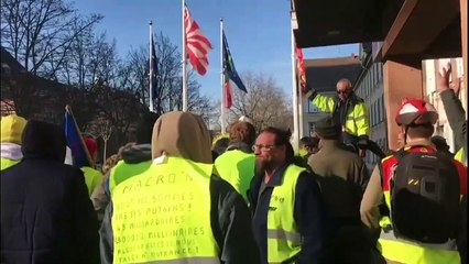 Journée d'action: un groupe de manifestants à la mairie de Mulhouse