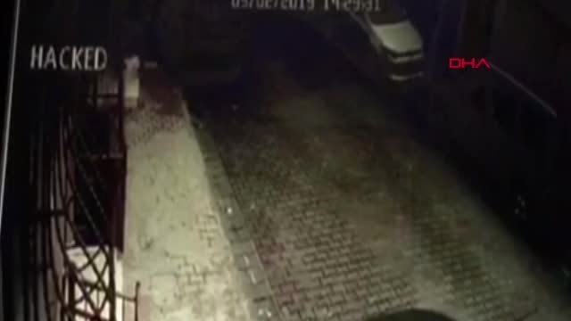 İstanbul-Kağıthane'de Yokuş Aşağı Kayan Kamyonet Kamerada