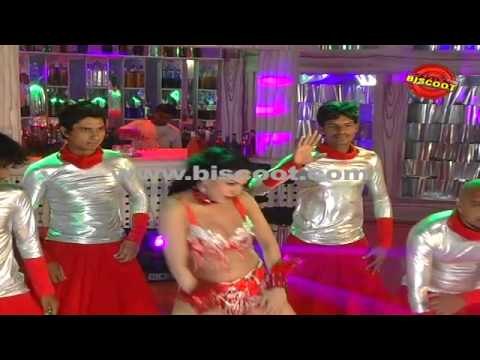 Veena Malik's Hot Scene I Dirty Picture | Making of Kannada Movie - Hot Scene - 12