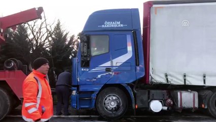 Devrilen tır otoyolda ulaşımı aksattı - KOCAELİ