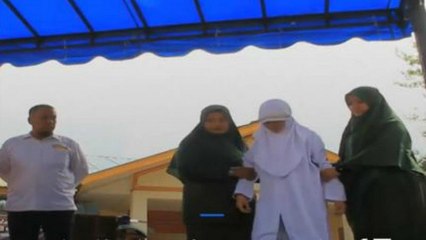 شاهد: جلد فتاة بسبب تقبيل شاب على الملأ في إندونيسيا