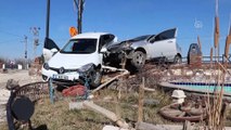 Elazığ'da çarpışan iki otomobil bahçe duvarına çıktı