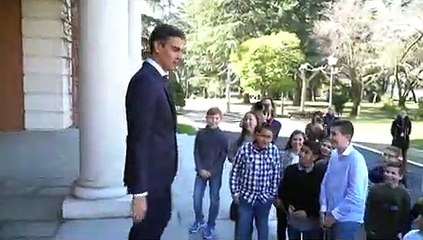 Pedro Sánchez recibe a un grupo de estudiantes de Navarra
