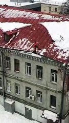Russie : un homme glisse d'un toit enneigé