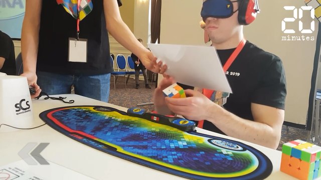 Il résout un rubik's cube les yeux bandés - Le Rewind du Mardi 05 Février 2019