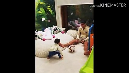 Cristiano Ronaldo jugando fútbol con su hijo menor