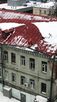 Un homme glisse d'un toit enneigé (Moscou)