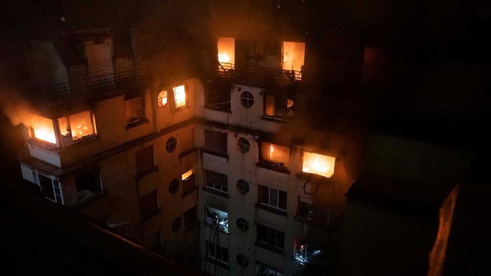 ⁣Пожар в Париже стал крупнейшим за последние 13 лет