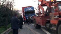 Otomobile çarpıp devrilen tır, TEM’i trafiğe kapattı