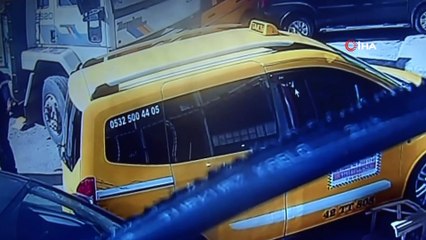 Köşeyi dönemeyen kamyon taksi durağına böyle daldı