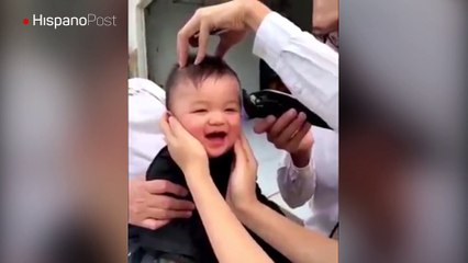 A este bebé ir a la peluquería le resulta una experiencia agradable