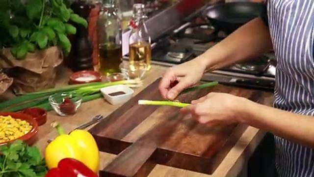 Lezzetli baharatli kuskus salatasi