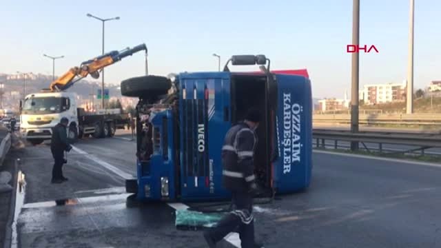 Kocaeli Tır Devrildi, Tem Otoyolu Ankara İstikameti Ulaşıma Kapandı