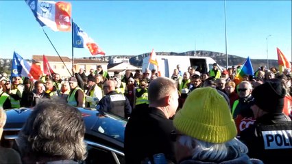 Quand la préfète de l'Ardèche est bloquée et interpellée par des manifestants à Aubenas
