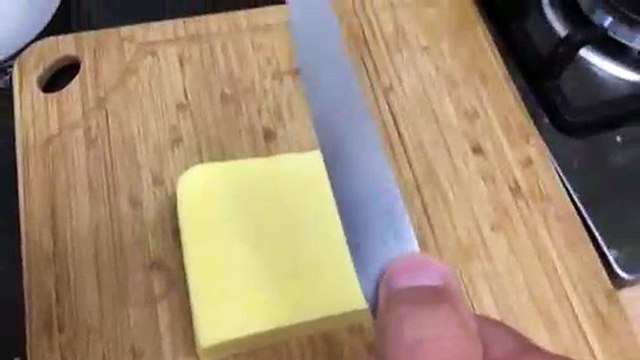 Un gars coupe du fromage en imitant une tronçonneuse