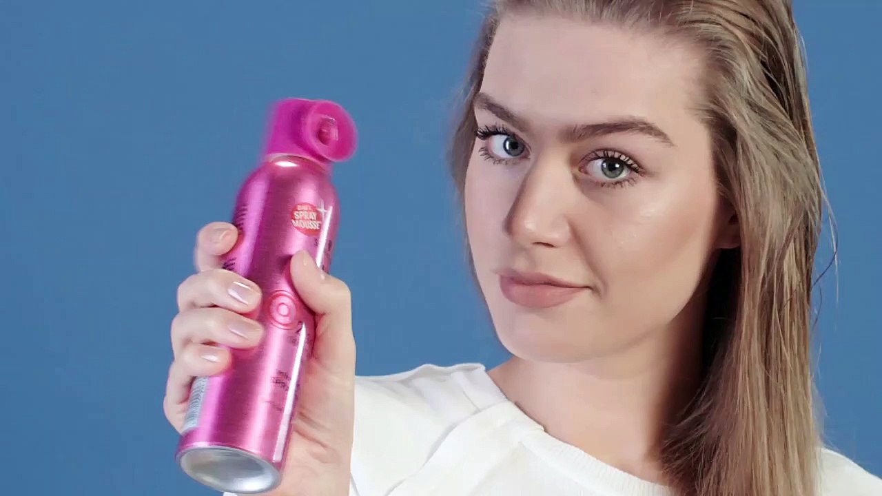 Frisurentrends Beauty-Tutorial: Geföhntes Volumen kreieren