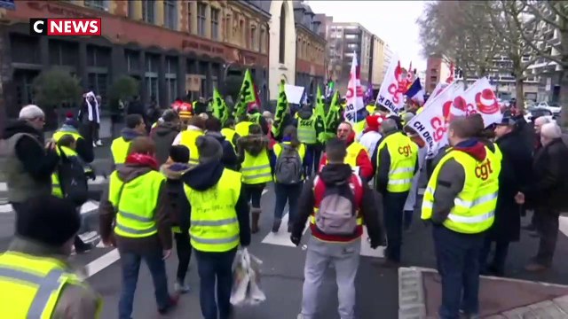Les «gilets jaunes» et la CGT manifestent ensemble partout en France