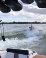 Ce kayakiste sur un lac prend la vague entre 2 bateaux... Dingue