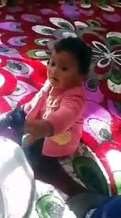 Ce père indigne laisse sa petite fille fumer la chicha !