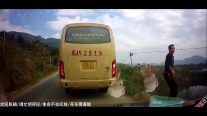 Un chauffeur de bus sort pour un petit pipi et va avoir très chaud...