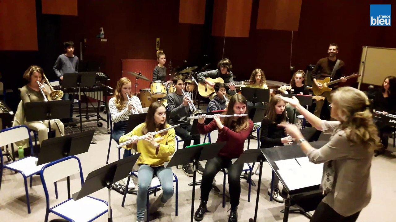 "The 2 mousquetaires of Gasconha" de The Inspector Cluzo joué par les élèves des CHAM du collège Jean Rostand  à Mont-de-Marsan