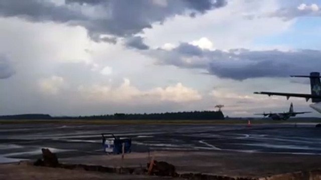 Avião Hércules da FAB pousa em Cascavel trazendo presos