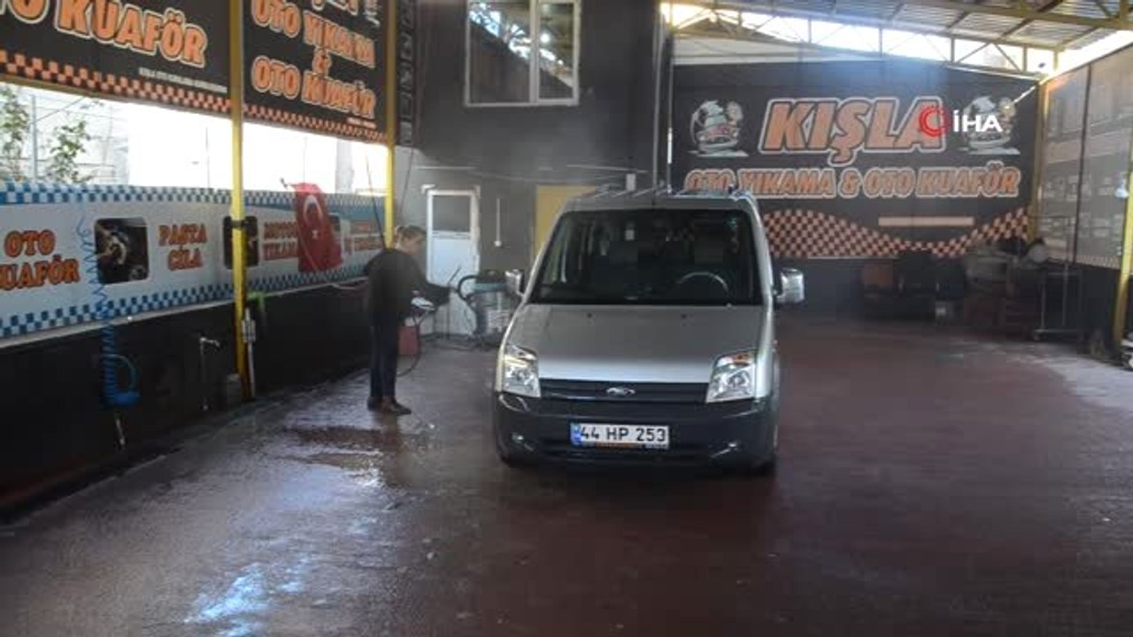 Kocası Vefat Edince 4 Çocuğuna Bakmak İçin Oto Yıkamacı Açtı