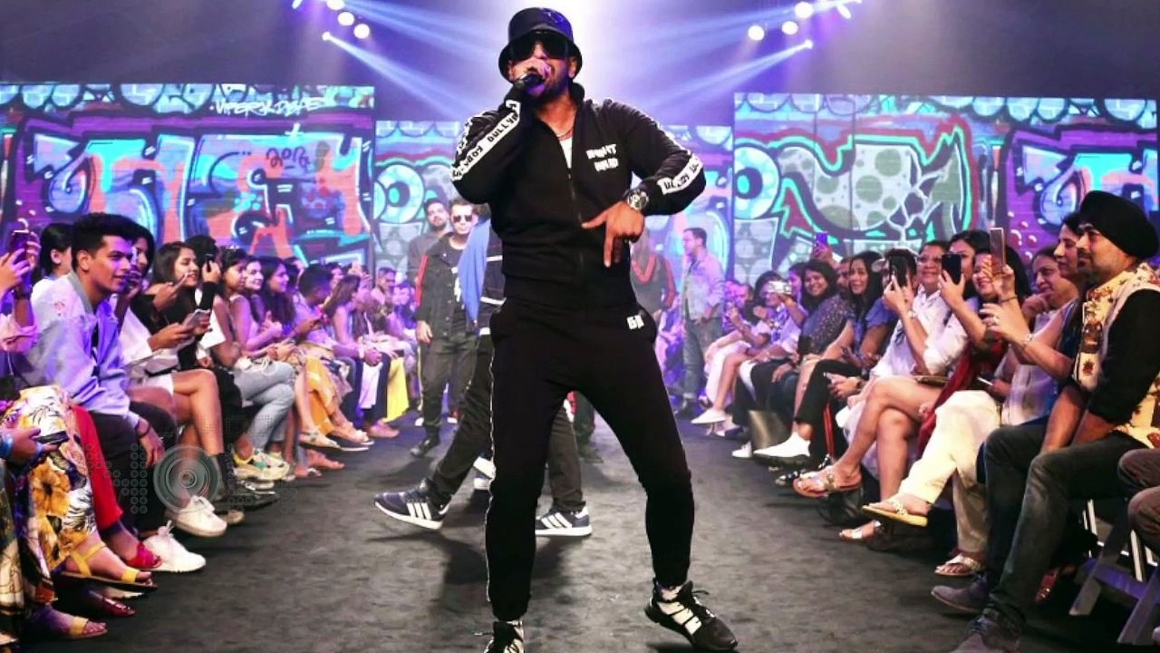 Ranveer Singh INJURES Female FANS After Jumping Into Crowd | Gully Boy