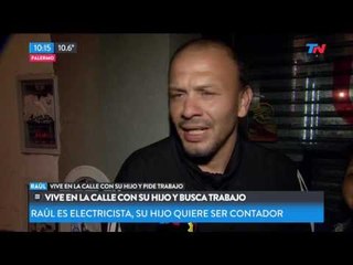 Vive en la calle con su hijo y busca trabajo