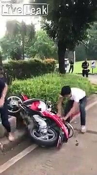 Enervé il détruit entièrement son scooter à main nues !