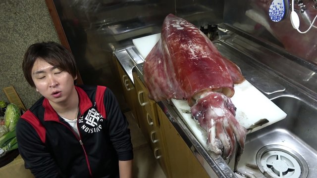 Découpe d'une seiche en sashimis par un maître cuisinier Japonais !
