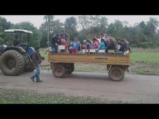 En Chaco los chicos tienen que llegar al colegio en un acoplado