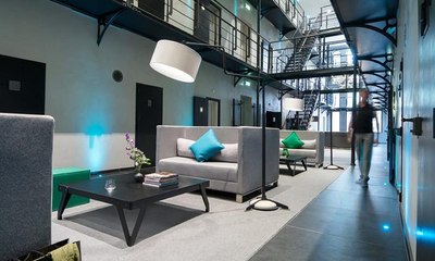 "الفندق السجن"... غرفه عبارة عن زنزانات!