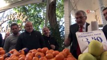 Murat Aydın pazarda tezgahın arkasına geçerek mandalina sattı
