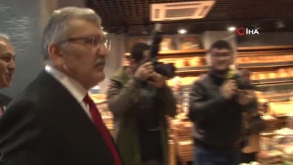 Murat Aydın Pazarda Tezgahın Arkasına Geçerek Mandalina Sattı