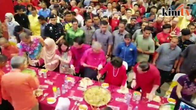 Guan Eng shares tips with Dr Mahathir during yee sang tossing