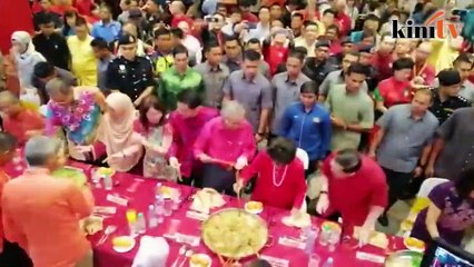 Guan Eng shares tips with Dr Mahathir during yee sang tossing