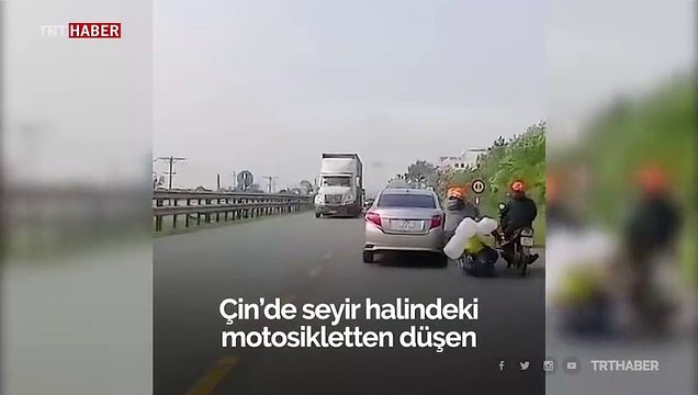 Motosikletten düşen anne ve bebeği kamyonun altında kalmaktan son anda kurtuldu