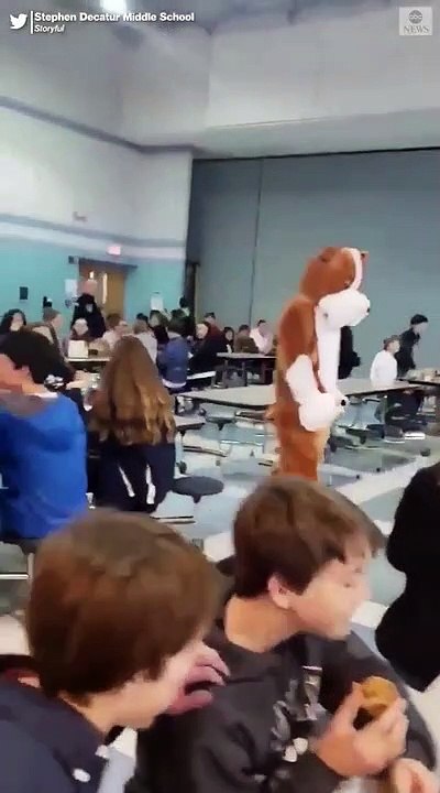 İşi Dolayısıyla Göremediği Kızına Okulda Maskot Kıyafetiyle Sürpriz Yapan Baba