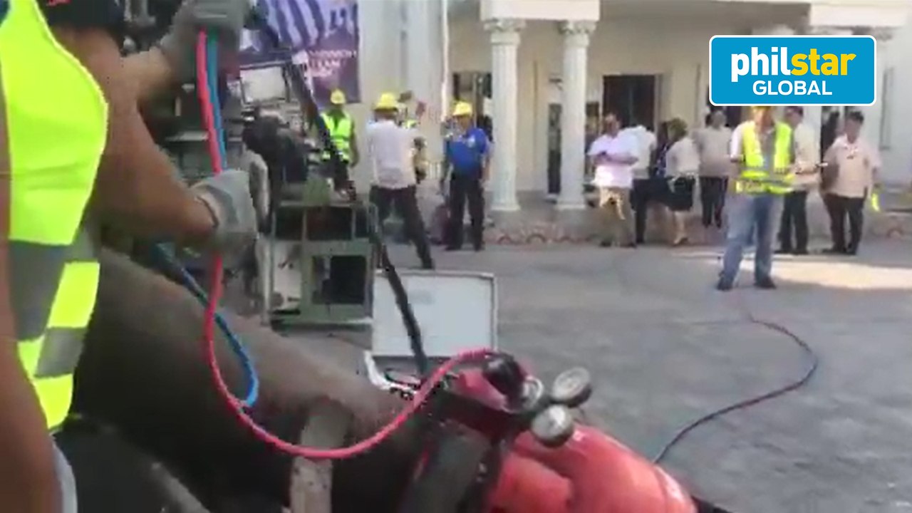 Customs chief leads destruction of machines producing fake cigarettes